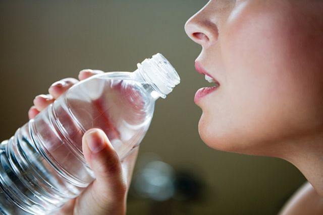 Cần phải uống nước đều đặn, tránh cơ thể mất nước và tăng nguy cơ sỏi thận